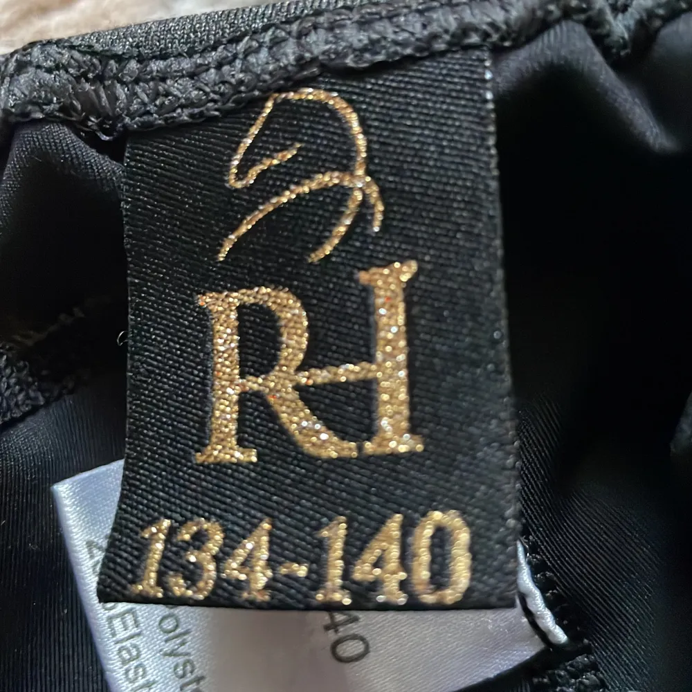 Ett par svarta ridbyxor från Ullared/GK’s i st 134/140 i fint sick . Jeans & Byxor.