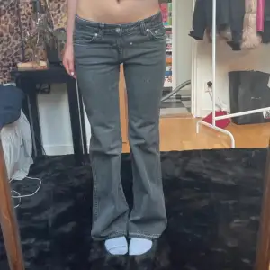 Super fina gråa lowwaist jeans från Gina tricot. Storlek 34. Aldrig använda och därav i nyskick. Skriv vid frågor och egna bilder!🩷