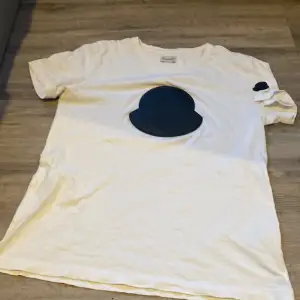 Riktigt snygg Moncler T-shirt. Skick 7/10. Nypris 4000kr.  Storlek XL men Monclers storlekar är annorlunda från vanliga. Passar M