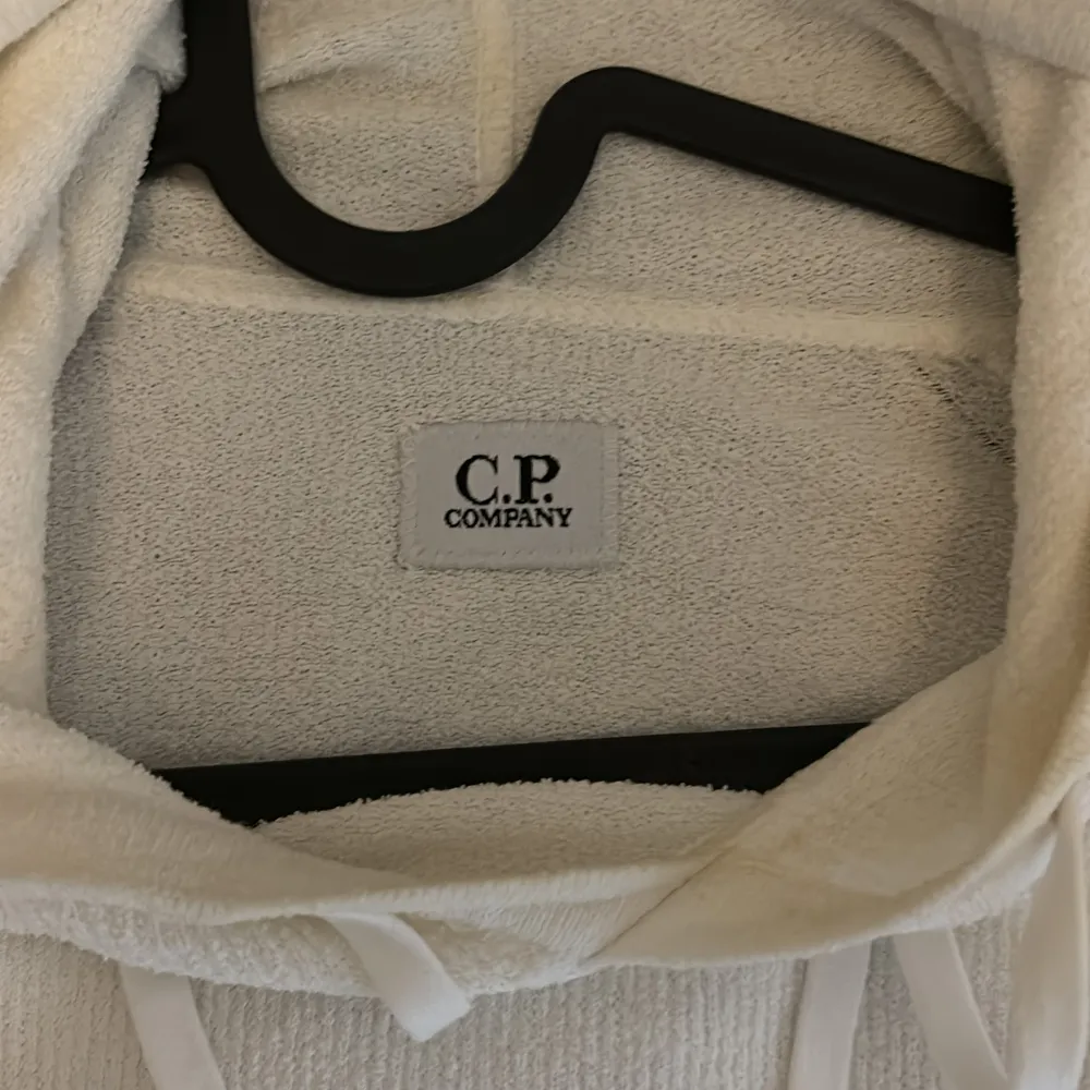 Tunn CP company hoodie i speciellt material   Storlek 48, sitter bra till M  Knappt använd . Hoodies.