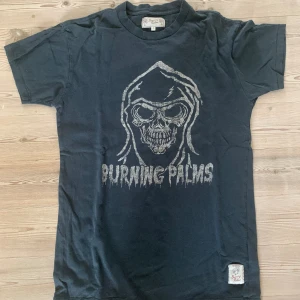 Burning palms tshirt - Säljer en burning palms tshirt, inga fel eller defekter! 