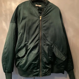 Bomberjacka  - Skit snygg cool bomberjacka i grön från hm💕perfekt till våren den är lite tjockare i materialet.