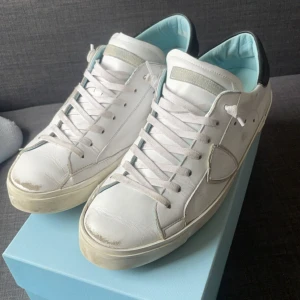 Philippe model Paris  - Skicket är bra, skorna är bra skorna är bara lite creasade men annars bra skick  Skrornas nypris ligger på ca 3500kr och har haft dem ca 2 månader  Låda och dust bag ingår såklart 