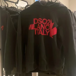 Dsquared hoodie  - Tja, säljer min dsquared hoodie då den inte längre passar mig. Skicket på den ät 8/10 och den är köpt 1999kr. Därför säljs den för ett mycket billigt pris 