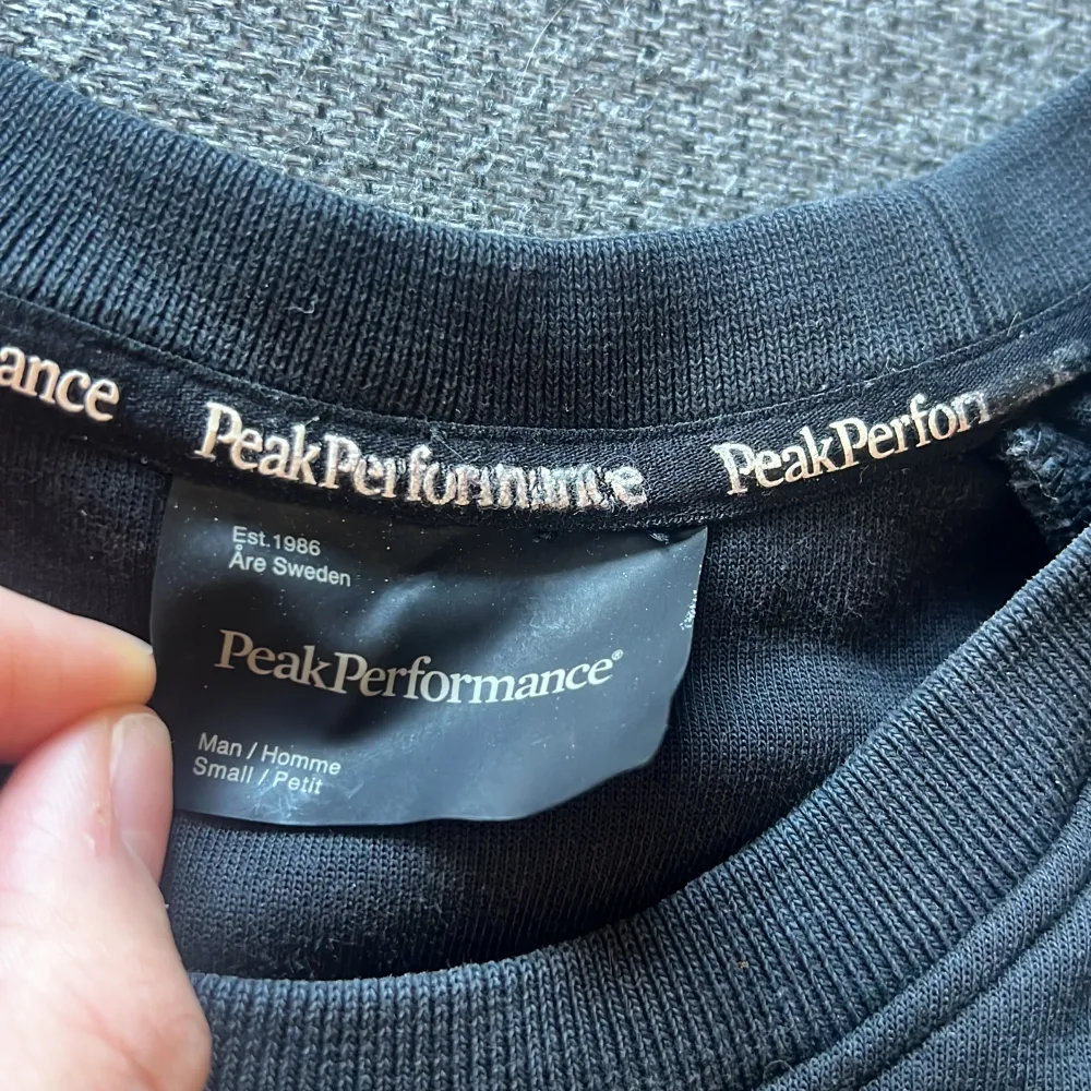 Äkta Peak Performance tröja, använd få gånger, inga  fläckar, lite stor i storlek . Hoodies.