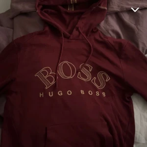 HUGO BOSS dress  - Kommer knappt till användning längre så säljer den. Skick 7/10 något litet hål men lätt att sy. Pris kan diskuteras vid snabb affär 