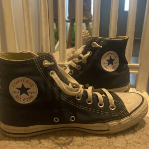 Converse skor - Säljer dessa skit snygga marinblåa converse all star i storlek 41.Är använda få gånger då jag slutat gilla dom tror dom köptes för 1400 och mitt pris är 800 det går att diskuteras💗