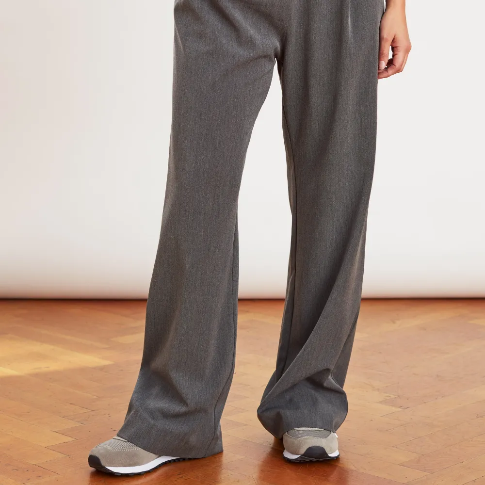 Djerf Avenue Favorite Pants Grey xxs (stor i storlek passar xs) kostymbyxor. I bra använt skick, jag hittar inget att anmärka på. Nypris 1500kr. Möts upp i Stockholm/odenplan eller skickas. . Jeans & Byxor.