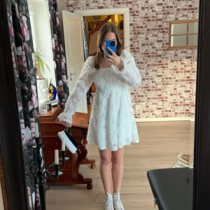 Studentklänning  - Super snygg student/avslutningsklänning Använd en dag vilket var min student.  Super snygg och speciell klänning till den som inte vill se ut som alla andra. Passar både storlek S/M❤️