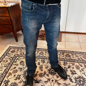 J.Lindeberg - Fetaste J.Lindeberg jeans ute nu! SJUKT bra fade, Med en bra passform!👖 TITTA MIN SIDA SÅ DU INTE MISSAR NÅGOT ÄNNU FETARE!🍾💶Kom dm ifall du har några frågor!🙋‍♂️😊9/10 skick.