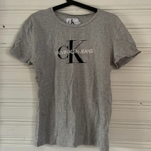 Calvin Klein T-Shirt  - Fin tröja utan några tecken på använd. Säljer då det inte är min stil längre. Hör av dig om du har några frågor🫶