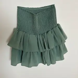 Grön volang kjol från Neo Noir, använd fåtal gånger. Köptes för 449kr
