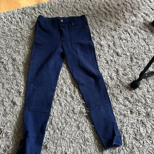 Blå ridbyxor  - Marinblå ridbyxor från XXL. Barnstrl 160. Skodda i knäna. Kardborreband nedtill. Små i strl. Pris diskuterbart. Knappt använda 🥰🤗😊