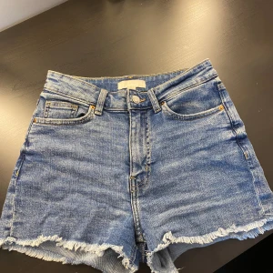 Jeansshorts  - Jeansshorts från h&m i storlek 34. Normalhög midja och i bra skick
