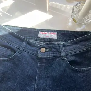 jeans från märket trachten som är helt nya utan prislapp.