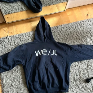 Hoodie  - Mörkblå hoodie. Ganska använd säljs drf billigt. Pris diskuterbart 🥰🫶