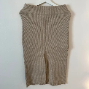 Midi kjol - Beige stickad Midi kjol från Vila, väldigt mjukt och skönt material. 