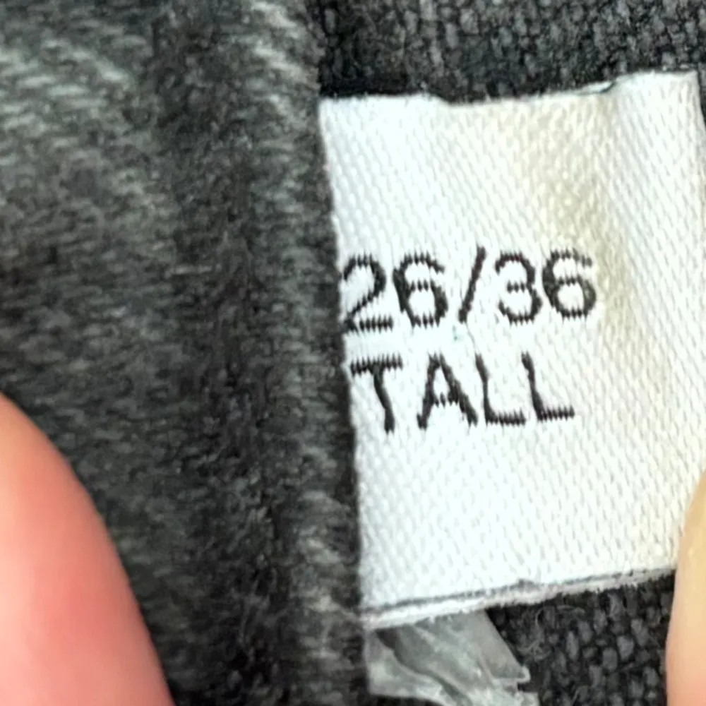Svarta, raka jeans från Asos tall-avdelning Högmidjade och raka hela vägen, ganska tajta Storlek 36 i längden . Jeans & Byxor.