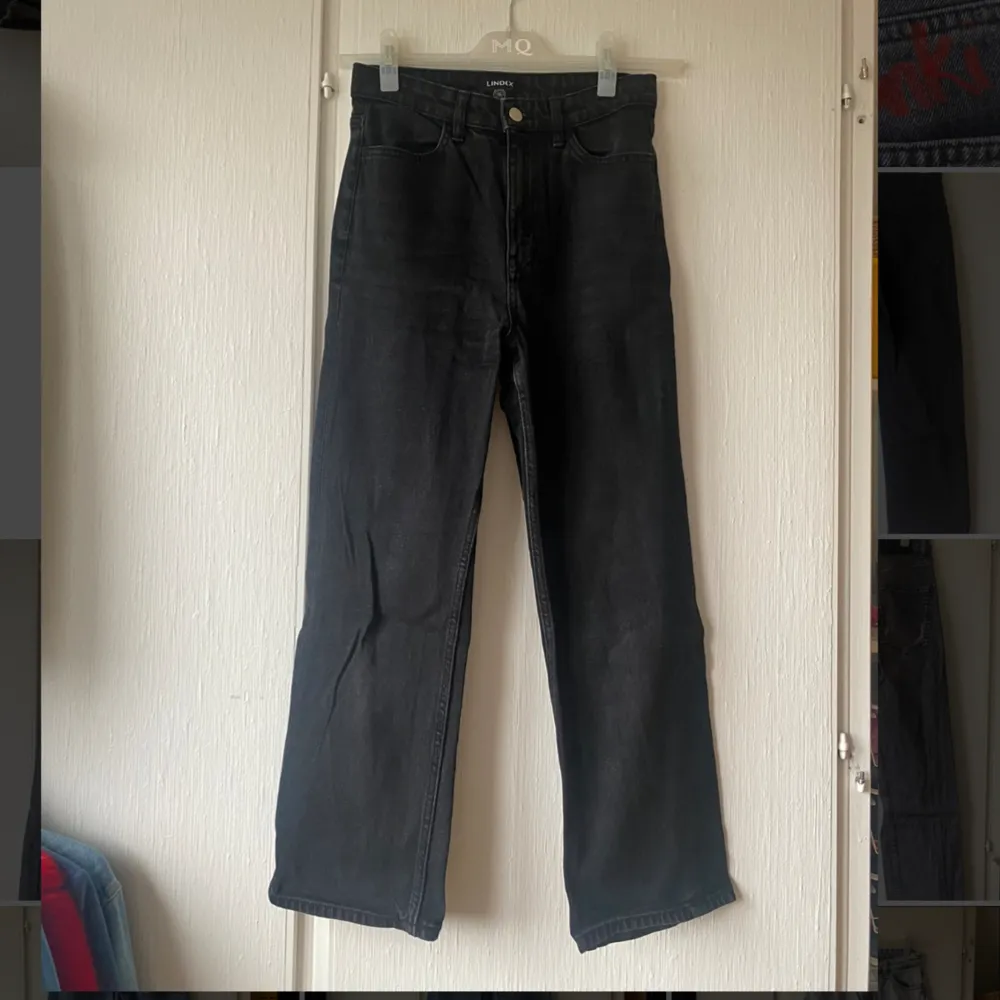 Svarta jeans med lite flare nedtill, storlek 36. Jeans & Byxor.