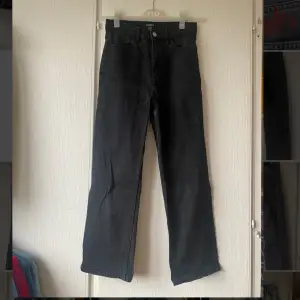 Svarta jeans med lite flare nedtill, storlek 36