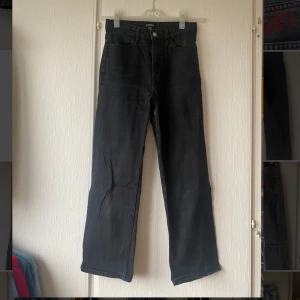 Svarta jeans med flare - Svarta jeans med lite flare nedtill, storlek 36