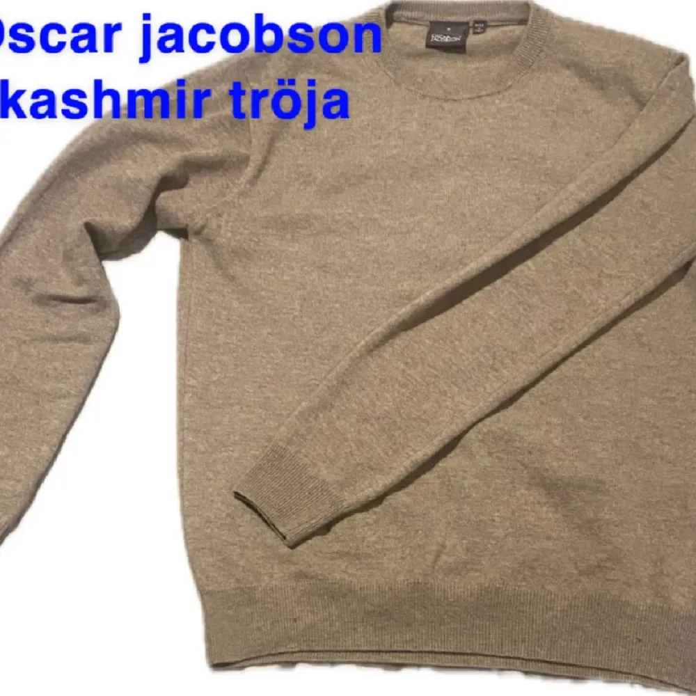 Säljer min feta Kashmir tröja från Oscar Jacobson för ett relativt billigt pris, Perfekt nu Inför våren, sitter perfekt och är jätte bekväm  Nypris ligger på 2500 på NK. Den är 100% Kashmir. Priset är diskuterbart. Kan lösa bättre bilder om det önska. Hoodies.