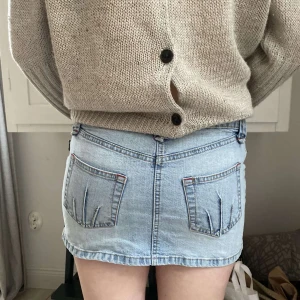 Mini jeanskjol  - Kort mini jeanskjol med coola detaljer som dragkedjor på jeansfickorna! 