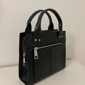 Väska från Wera - Svart skinnväska från Wera Stockholm. Nypris 1199kr