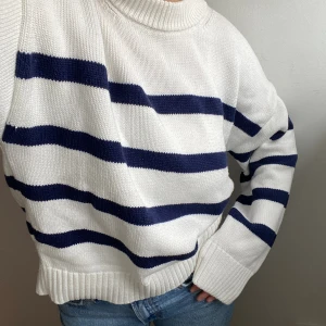 Randig tröja  - Stickad tröja från BikBok