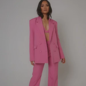 SLA Kenzi blazer - Säljer nu min snygga blazer från SLA i stoleken s. Den är aldrig använd och har lappen kvar. Blazern finns inte att köpa längre. Skriv på dm för egen bild💕