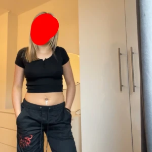 Ed Hardy byxor - Ed Hardy byxor. Köpta på Urban outfiters för 900kr. Storlek xs/s. Säljer dom åt min vän så vet inte riktigt vad priset borde vara. Säger 600 just nu men kan diskuteras vid snabbt köp. Aldrig använda!