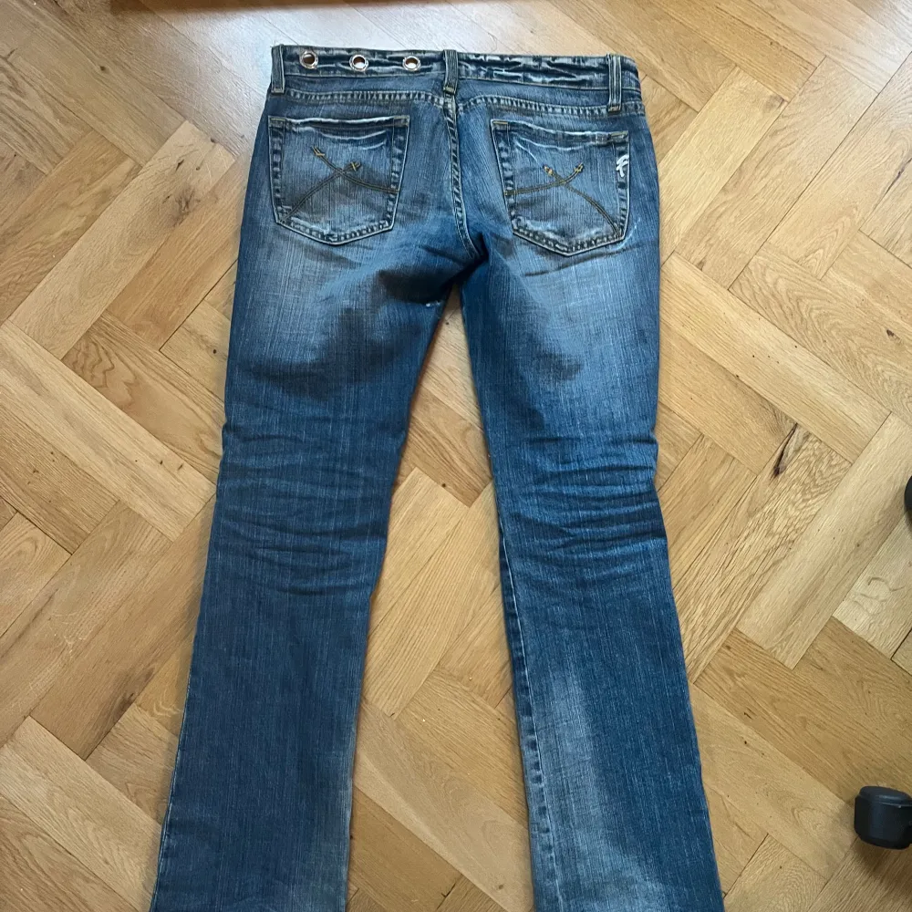 Ett par låg midjade Jeans från Fracomina. Så fina och är perfekta i längden på mig (164). Knappen på byxorna har tyvärr ramlat av vilket jag kommer räkna in i priset.. Jeans & Byxor.