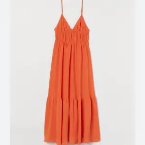 Söker den här klänningen från hm i storlek xs/s. Pris kan diskuteras! Hör gärna av er om ni säljer en❤️