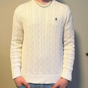 Ralph lauren stickat - Säljer nu en riktigt najs och chill Ralph lauren ribbstickad tröja! Fint skick och utan fläckar! Nypris: 2295kr Vårt pris: 499kr Hör gärna av er vid frågor!