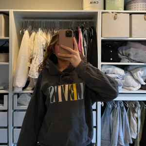 Levis hoddie - Mörkgrå Levis hoddie med färgat tryck. Strl. S, fin oversized passform i ett tyngre material.