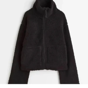 Teddy jacka h&m - Säljer min Teddy jacka från h&m då den ej kommer till användning. Fint skick och använt sparsamt.