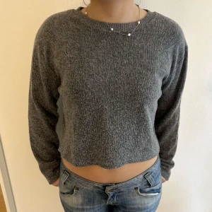 Grå stickad tröja! - Superfin grå stickad och Croppad tröja!🌪️