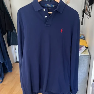 Ralph Lauren tröja  - Detta är en Ralph lauren rugbytröja som jag säljer eftersom att den inte satt bra på mig Nypris 1499kr skick 9/10 har bara använts hemma och vid testning