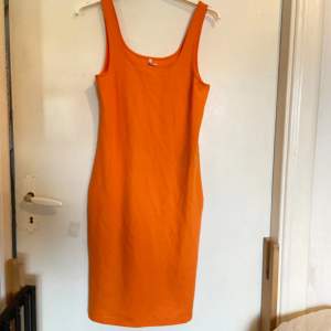 Kort orange klänning. Aldrig använd. 