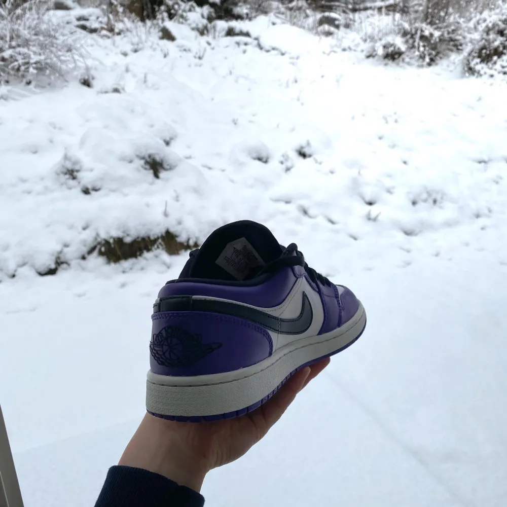 Jordan 1 low court purple: Storlek 40.5, Skick 8,5/10, Originalbox medföljer!  Priset är inte hugget i sten, så vid frågor eller funderingar kan ni kontakta mig via meddelanden. Givetvis äkta!. Skor.