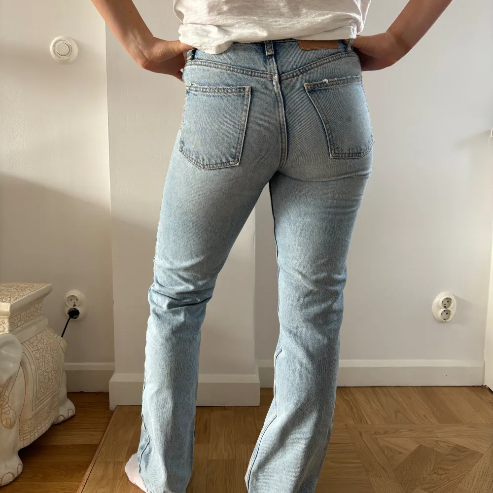 Coola zara jeans lite små på mig men passar en 34/36 eller en lite 38. . Jeans & Byxor.