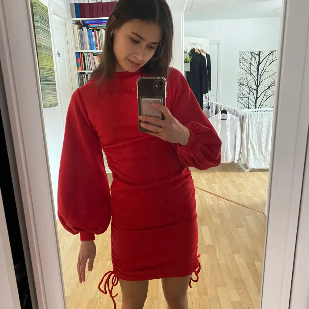 Röd klänning från boohoo. Använd väldigt få gånger och är som i nyskick! Materialet är ganska tjockt så passar perfekt till vintern eller en svalare sommarkväll😇 Storlek: xs. Klänningar.