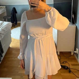 Vit klänning - Jättefin klänning som bara är använd en gång, perfekt till student eller avslutning, bra skick med snöra man kan spänna och knyta hur man vill💗