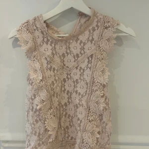 Spets topp - gullig ljusrosa/beige spets topp i fint skick!