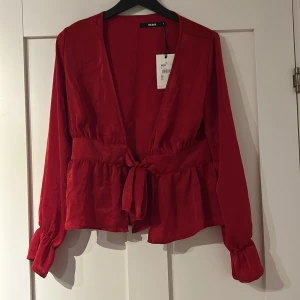Blus - Röd blus från bikbok med knytning fram