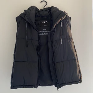 Dunväst - Intressekoll på min zara väst som är sparsamt använd. Är i nyskick. 