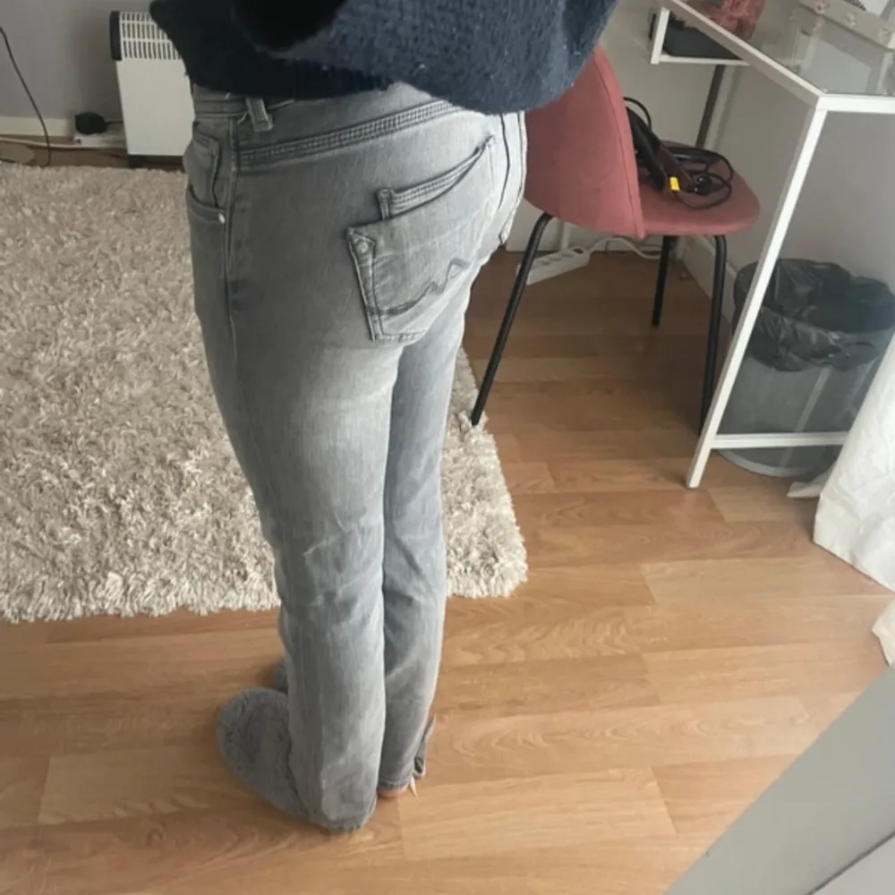 Jätte fina pepe jeans köpta på Zalando för ca 800 kr. Super fint skick igen skador. Storleken är 24/30. Midjan är så inte 24 cm utan det är ändas deras storlek men längden är 30 men sitter bra på mig som är ofta i storlek 32 ❤️. Jeans & Byxor.