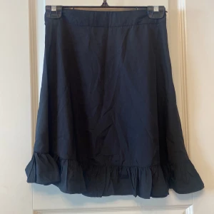 Kjol - Från NA-KD i strl 32 men passar både 32 och 34. Aldrig använd men lapparna är borta. Har en dragkedja på sidan. Skrynklig pga ostrykt😅 Skriv vid frågor/ fler bilder. Pris kan diskuteras❤️ 