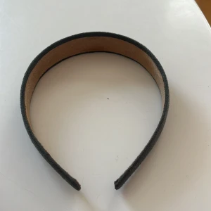Grönt samet diadem  - Ett grönt diadem i samet från Åhléns, inga defekter