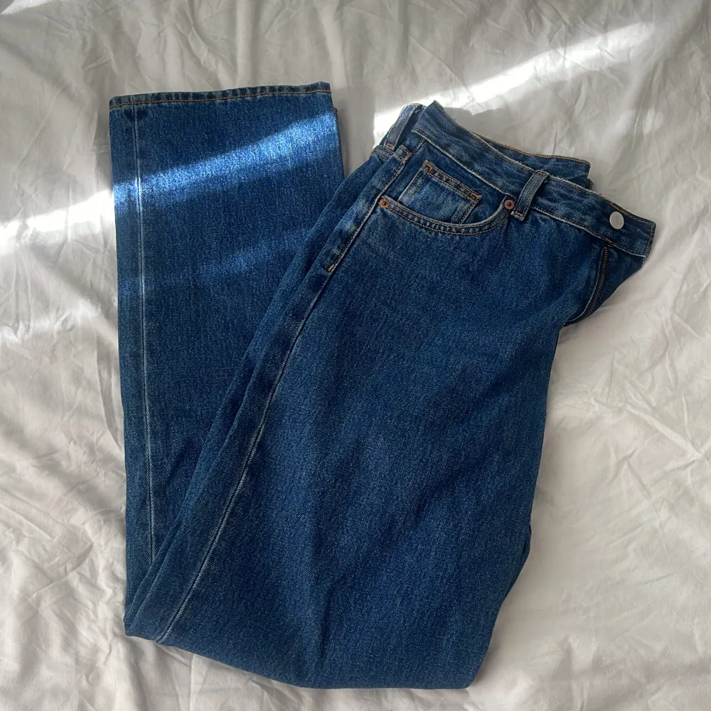 Blåa monki jeans storlek 28. Passar som M . Jeans & Byxor.